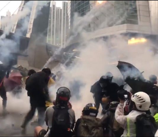 Hong Kong: Los manifestantes arrinconan a la policía