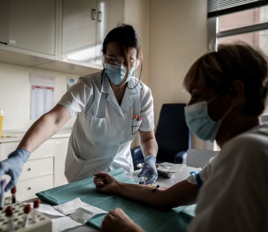 Los laboratorios venden sangre de pacientes con coronavirus por miles de dólares