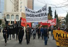 Estudiantes de la UNCo se manifestaron frente a la universidad