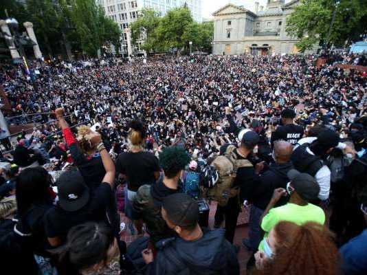Arde Portland entre la rebelión y la militarización