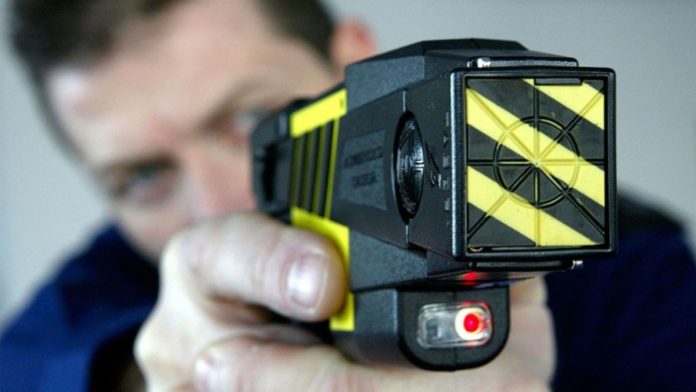 pistola taser