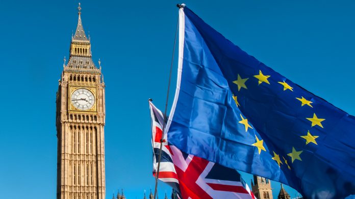 European Union flag in front of Big Ben, Brexit EU Reino Unido Unión Europea