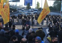 Choferes cortan accesos a la capital reclamando salario y vacunas