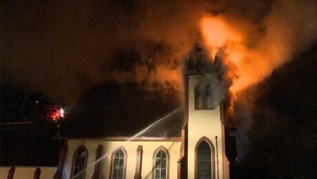 Canadá: ola de quemas de iglesias luego de descubrirse fosas comunes de  niños originarios - Izquierda Web