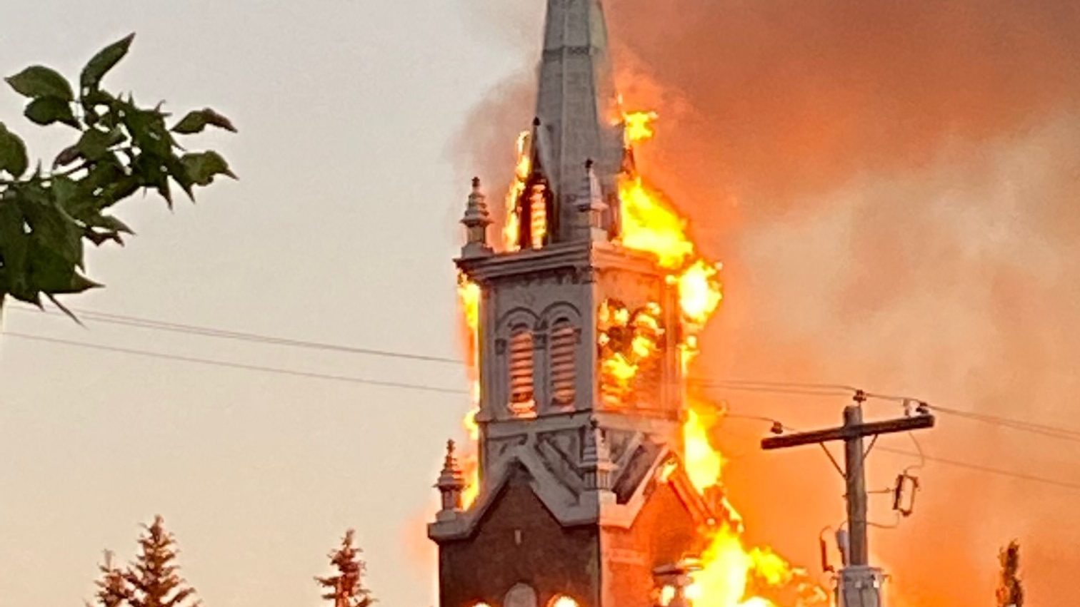 Canadá: ola de quemas de iglesias luego de descubrirse fosas comunes de  niños originarios - Izquierda Web