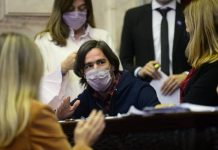 FITU: Un frente atado con alambre