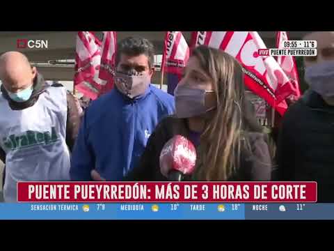 Manuela Castañeira junto a los trabajadores tercerizados de Edesur en Puente Pueyrredón