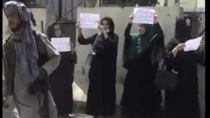 mujeres de afganistan protestan mujeres de afganistan protestan