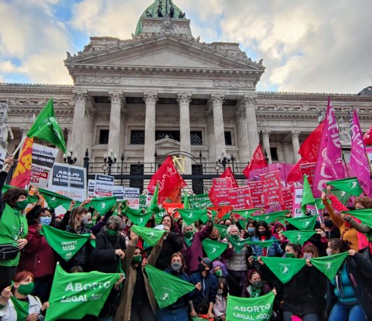 Con un pañuelazo, el movimiento de mujeres exigió implementación de la IVE