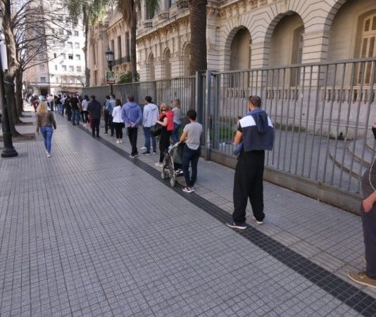 A pesar de largas filas y demoras, no se extenderá el horario de votación filas votacion 2021