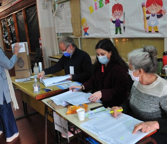 Hasta el mediodía votó el 26% del padrón