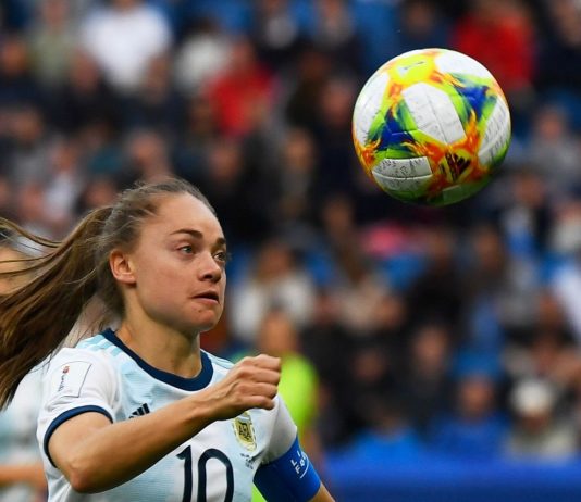 Juega la selección femenina de fútbol y vuelve Estefanía Banini