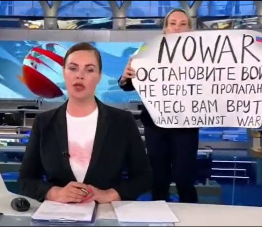 Rusia: Podrían darle 15 años de prisión a periodista por mostrar un cartel contra la guerra
