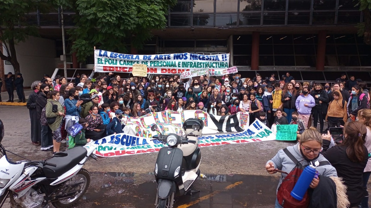 Monte Grande: movilizaron porque el Polivalente de Arte se «cae a pedazos»