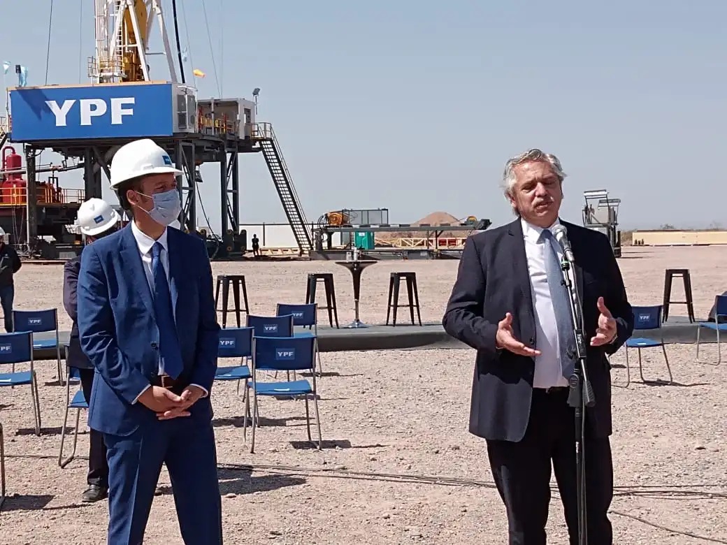 Fernández visita Vaca Muerta entre protestas mapuches