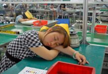 China: trabajadores duermen en el piso de las fábricas por la nueva cuarentena