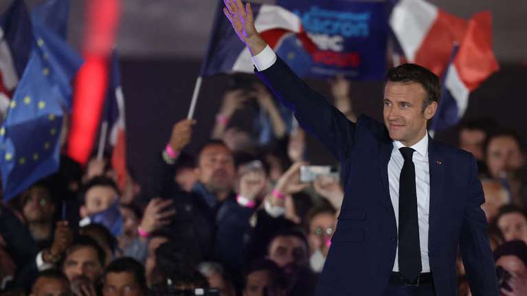 Macron se impuso por amplio margen a Marine Le Pen en una elección con récord de abstención