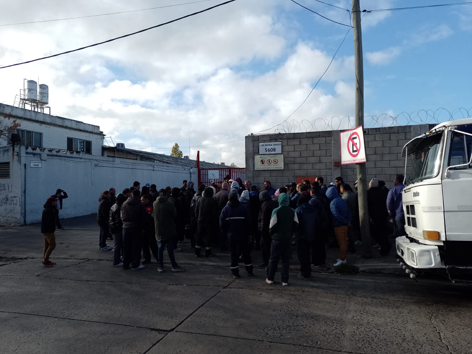 Trabajadores de Alfalince protestan frente a la empresa tras 300 despidos