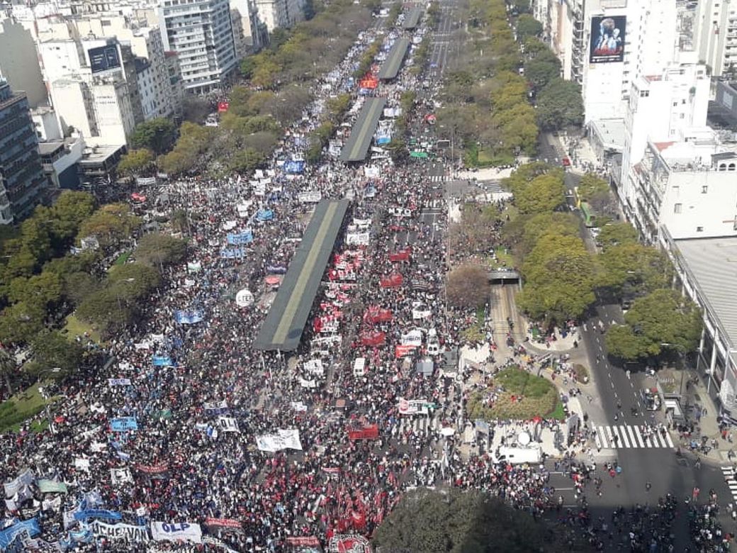 Marcha federal: una multitudinaria movilización de los movimientos sociales copó Plaza de Mayo