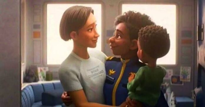 beso lésbico lightyear beso lésbico lightyear