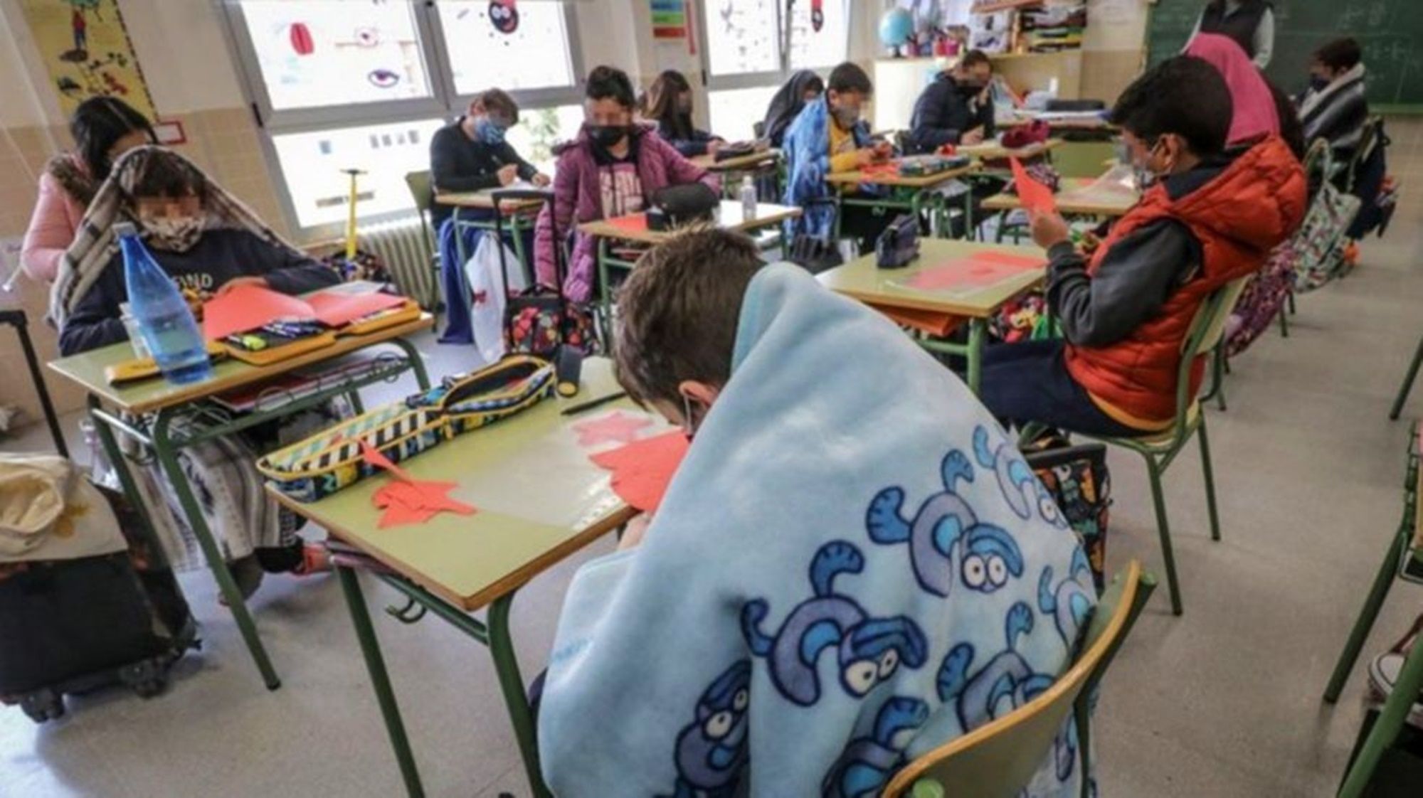 «El cuerpo irradia calor», la justificación de un funcionario para la falta de calefacción en escuela