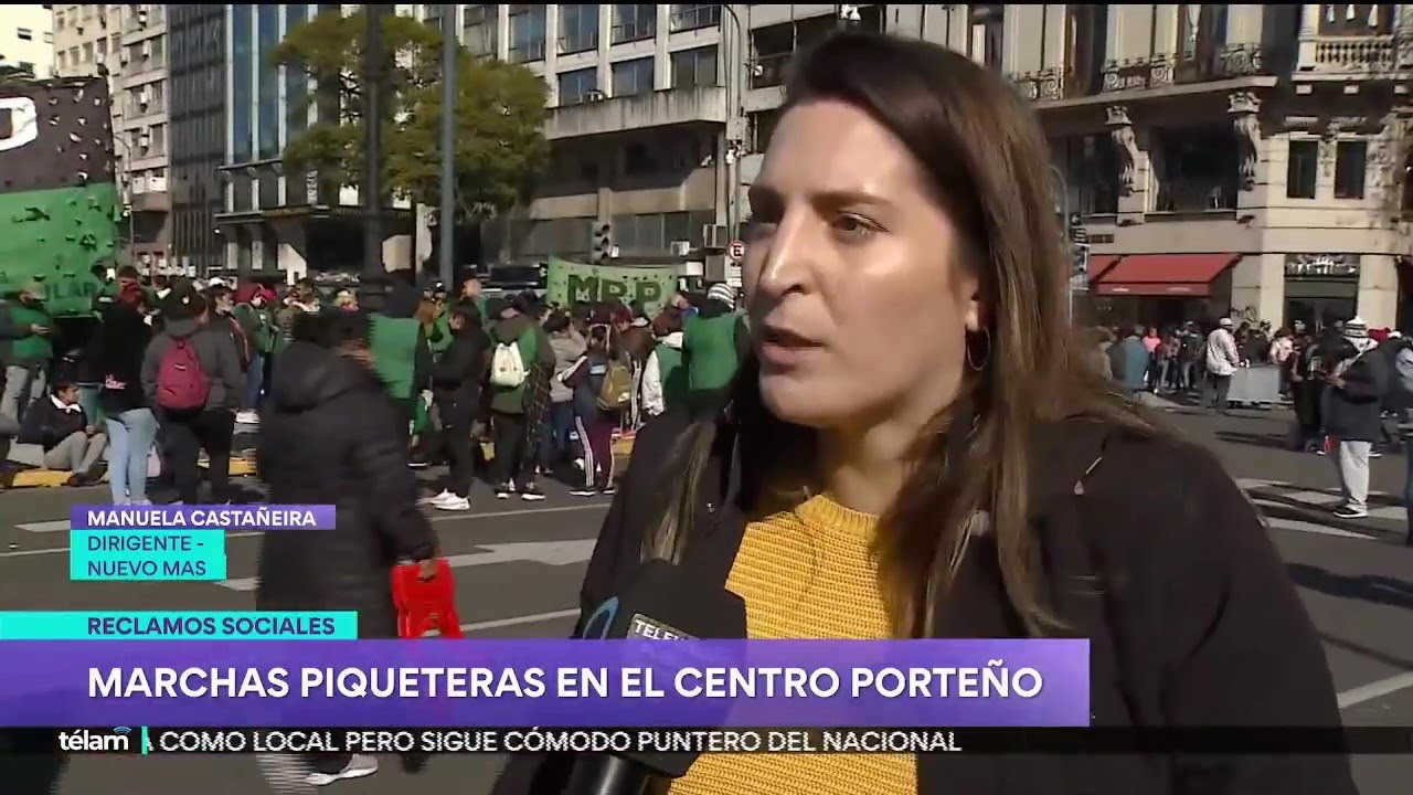 Manuela Castañeira en TV Publica desde la movilización a Plaza de Mayo con los movimientos sociales