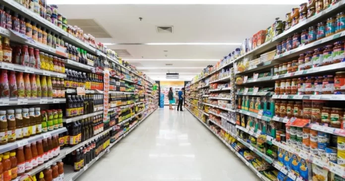 Góndola de supermercado con productos expuestos siguiendo una estrategia de facing en supermercados