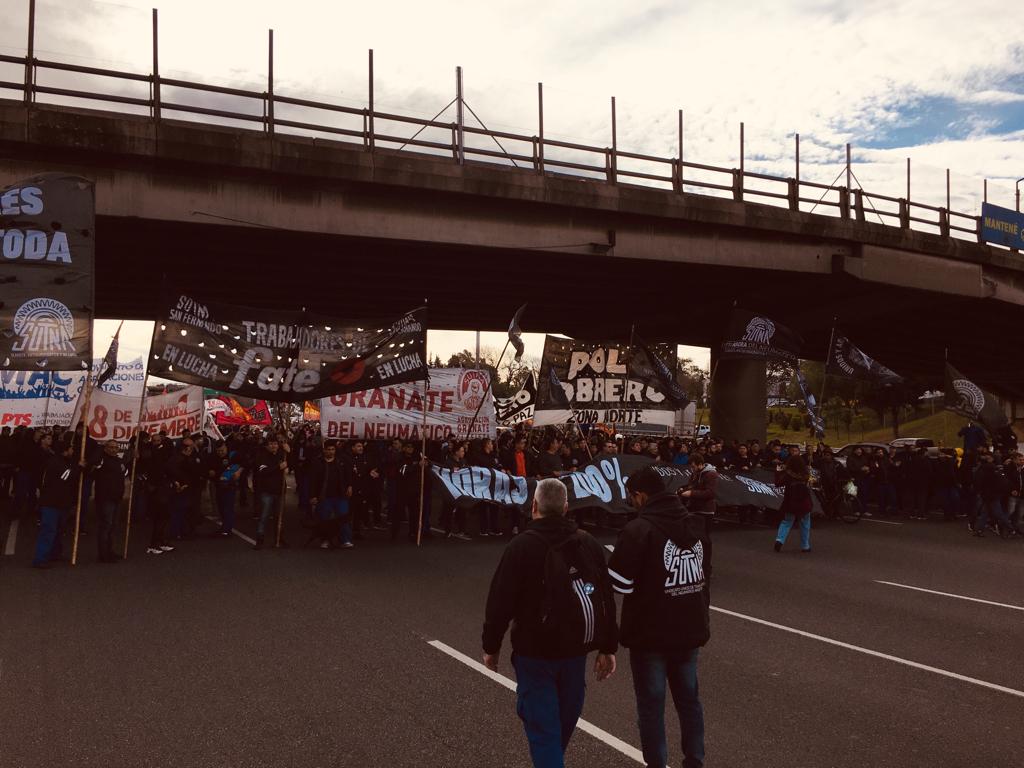 Trabajadores del neumático paran y cortan la Panamericana