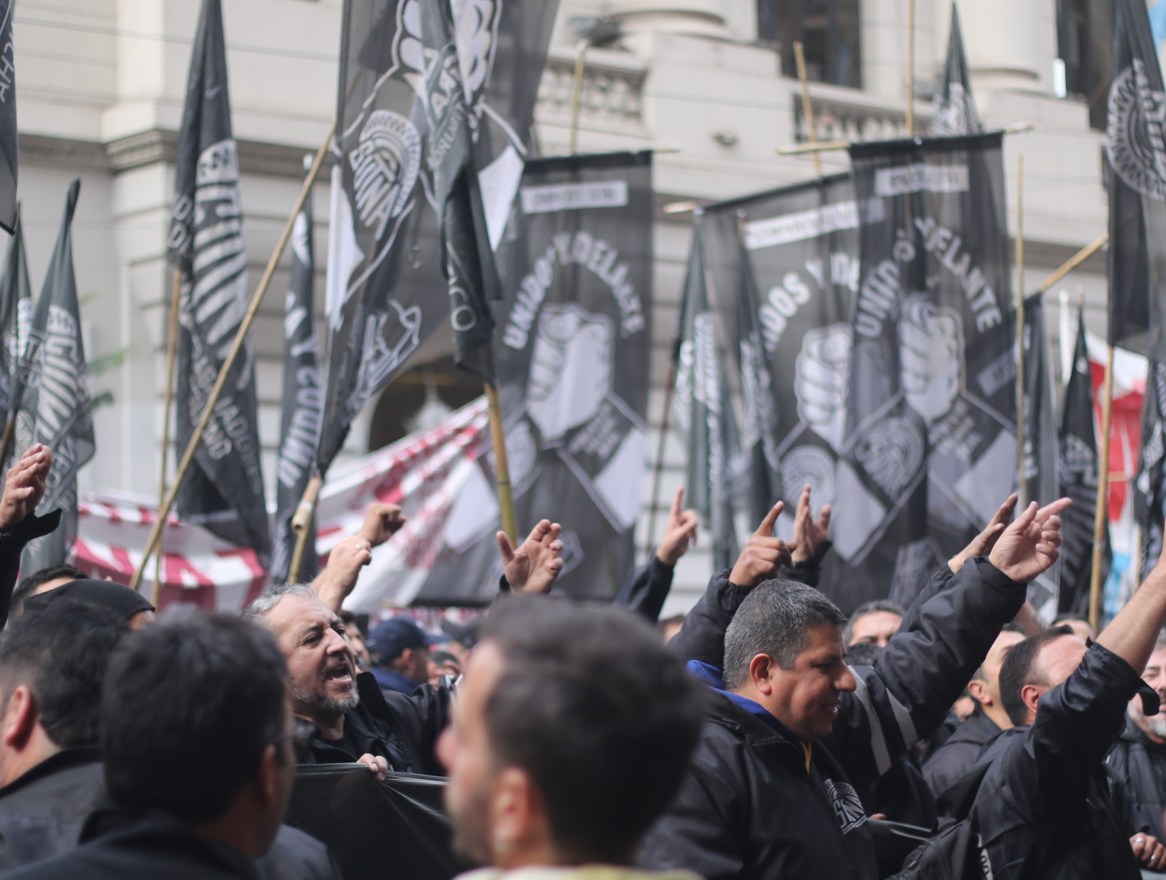 Provocación de la patronal del Neumático: los trabajadores bloquean los portones de las tres fábricas