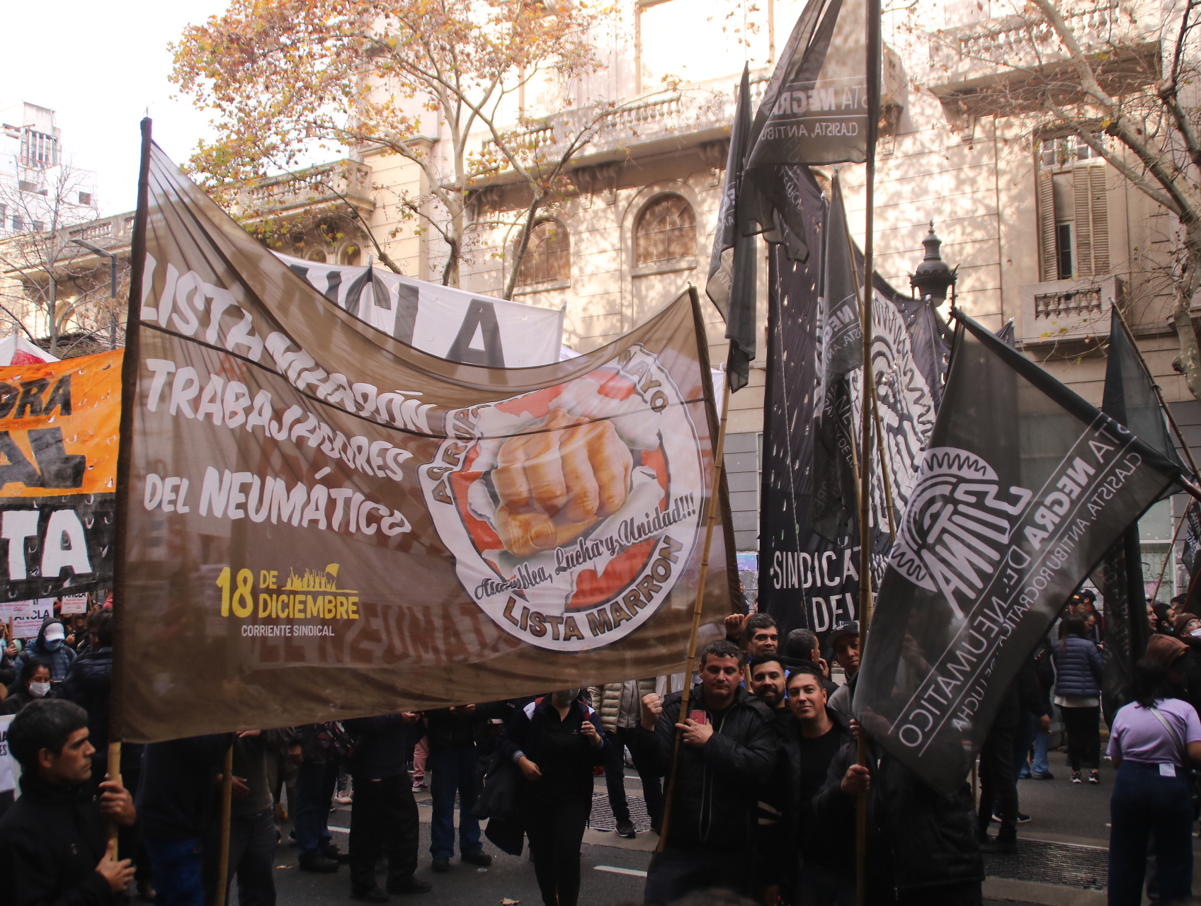 Conflicto en el Neumático: «¡Fuera los vigilantes, que se escuche la verdad!»