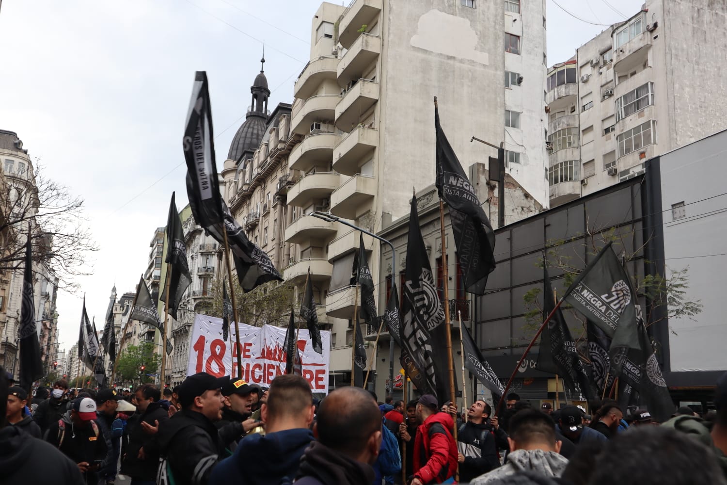 Neumático: los obreros acampan en el Ministerio de Trabajo, hay que rodearlos de solidaridad