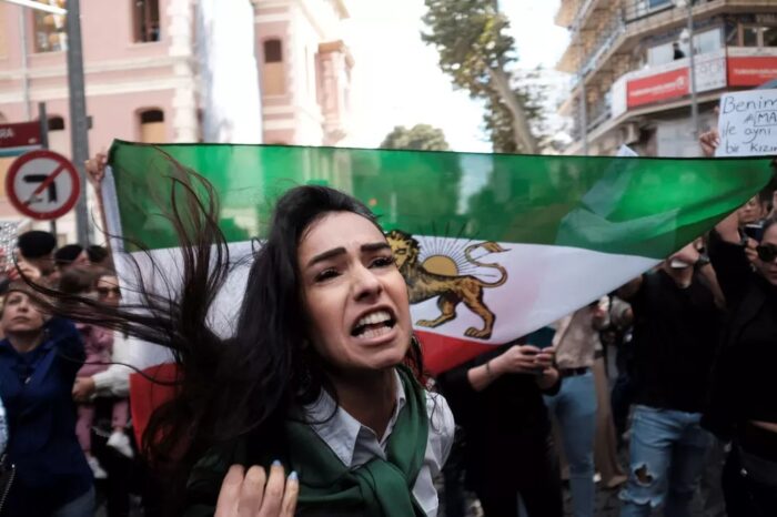 Triunfo de la rebelión en Irán: anuncian la disolución de la policía de la moral