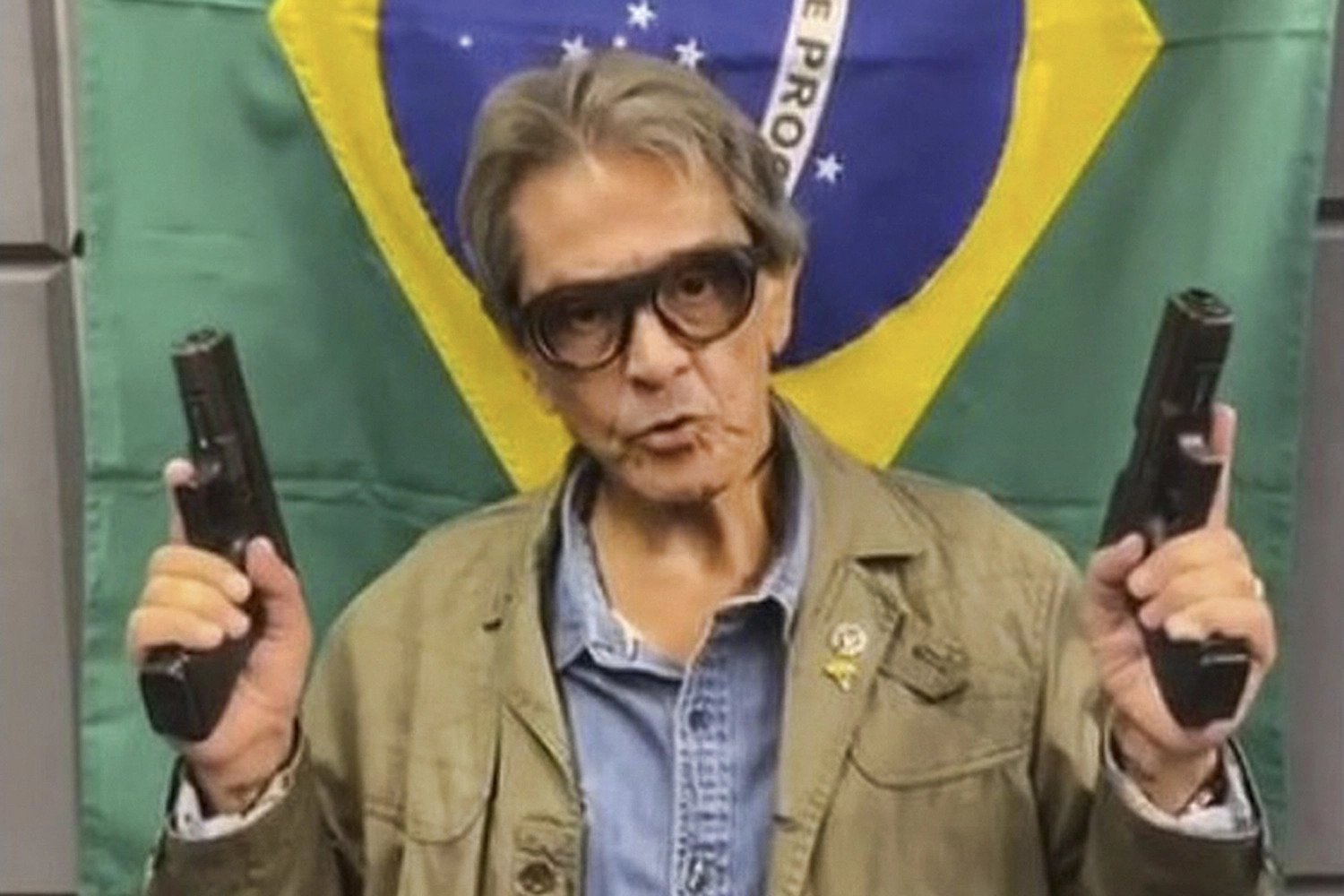 Brasil: ex diputado bolsonarista se atrincheró y disparó contra la policía