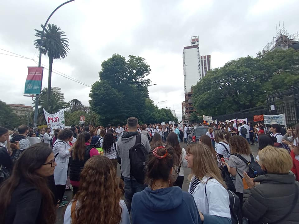 Residentes de la Provincia: “Le vamos a torcer el brazo al gobernador por la recomposición salarial”