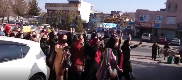 Valientes mujeres resisten la prohibición de su educación en Afganistán