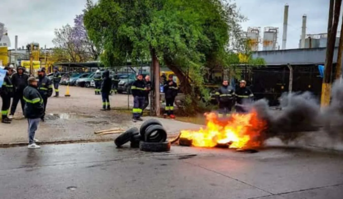 Burzaco: obreros de la petroquímica Megaflex reclaman la reincorporación de 16 despedidos.