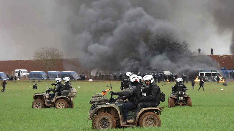 Francia: en medio de un país movilizado, Macron reprime duramente una protesta ecologista Protestas y represión en Francia