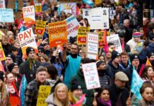 Movilizaciones masivas en Londres: “Haremos huelga hasta que ganemos” Medio millón de trabajadores de todos los sectores confluyeron en una huelga histórica en Londres en reclamo por salarios.