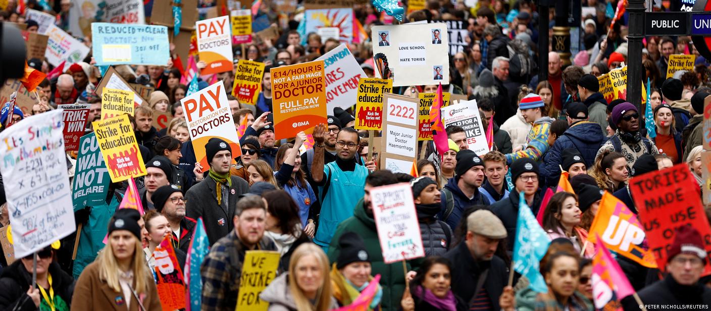 Movilizaciones masivas en Londres: “Haremos huelga hasta que ganemos” Medio millón de trabajadores de todos los sectores confluyeron en una huelga histórica en Londres en reclamo por salarios.
