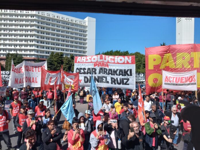 Concentración por la absolución de Aarakaki y Ruiz