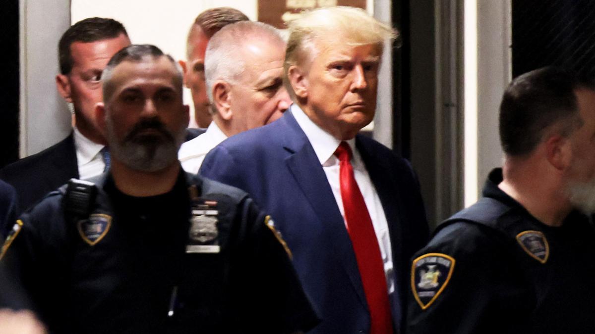 Trump bajo arresto: compareció ante el tribunal de Manhattan y se declaró no culpable Trump en el tribunal de Manhattan