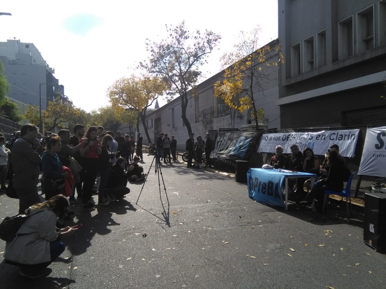 Clarín: acto y radio abierta por la reincorporación de los 48 despedidos Despidos en Clarín