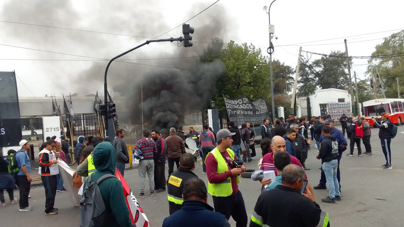 Llavallol: paro y corte de los trabajadores de Bridgestone contra los despidos