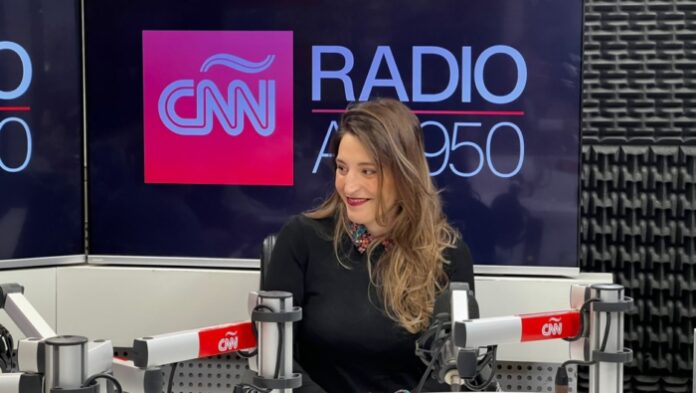 Manuela Castañeira en los estudios de CNN Radio Argentina. Manuela Castañeira en los estudios de CNN Radio Argentina.
