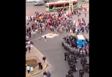 Ahora: la policía de Larreta reprime violentamente en el Obelisco Represión en el obelisco