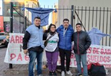 La policía amenaza con desalojar del Obelisco a Sebastián Peralta, trabajador despedido de Garbarino
