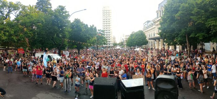 Masivo cacerolazo cultural en La Plata contra la Ley Ómnibus y el DNU de Milei Cacerolazo cultural La Plata