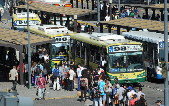 Crisis del uso del transporte público por los tarifazos de Milei transporte público