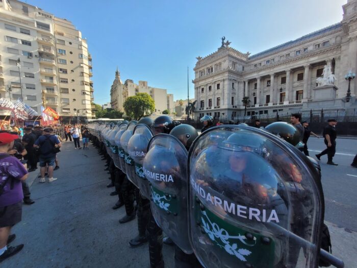 El gobierno responde con represión a la protesta contra la Ley Ómnibus Represión Ley Ómnibus