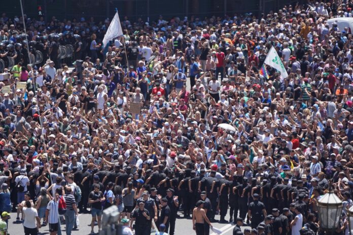 Vista de la Plaza del Congreso donde distintas organizaciones se manifiestan en el marco del paro nacional contra el DNU y la ley de bases del presidente Javier Milei Huelga Milei